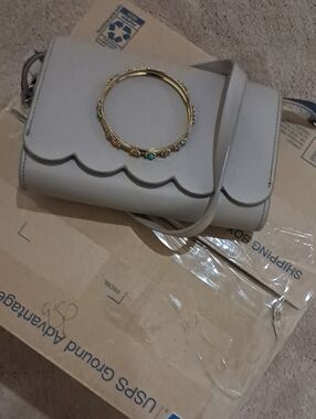 For Dana! Scallop-Edge Crossbody Bag in Light Gray with Gold Bracelet